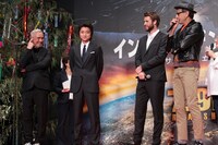 左からローランド・エメリッヒ、藤原竜也、リアム・ヘムズワース、ジェフ・ゴールドブラム。