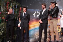 左からローランド・エメリッヒ、藤原竜也、リアム・ヘムズワース、ジェフ・ゴールドブラム。