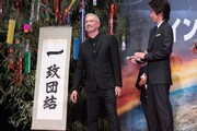 左からローランド・エメリッヒ、藤原竜也。