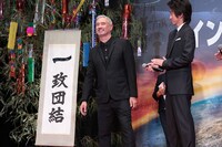 左からローランド・エメリッヒ、藤原竜也。