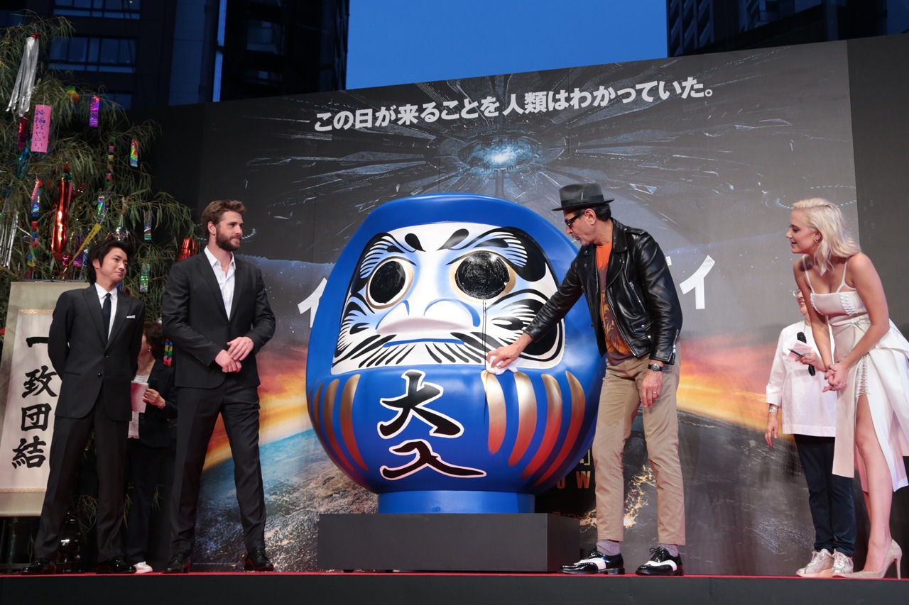だるまの目から垂れた墨を拭くジェフ・ゴールドブラム（右から2人目）。