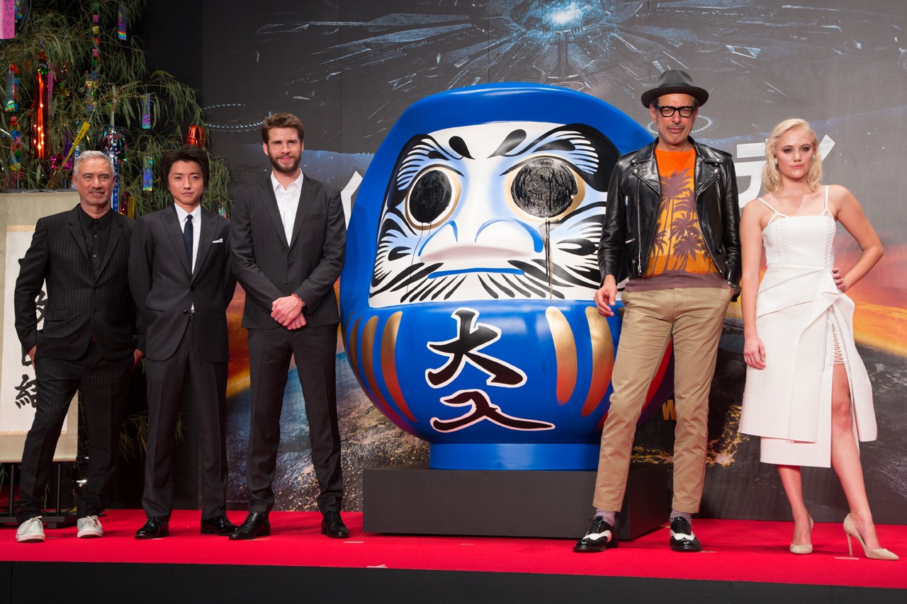 「インデペンデンス・デイ：リサージェンス」スペシャルイベントの様子。左からローランド・エメリッヒ、藤原竜也、リアム・ヘムズワース、ジェフ・ゴールドブラム、マイカ・モンロー。