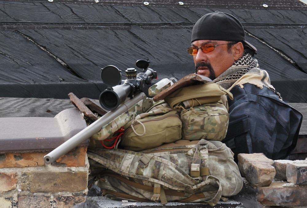 数キロ先から命中、スティーヴン・セガール主演「沈黙の粛清」驚異の狙撃映像