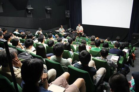 塩田明彦による連続講義「映画表現論-演技と演出」の様子。