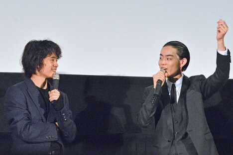 撮影現場に見学に来た祖父が、お小遣いの2万円を掲げる姿を再現する菅田将暉(中央)。