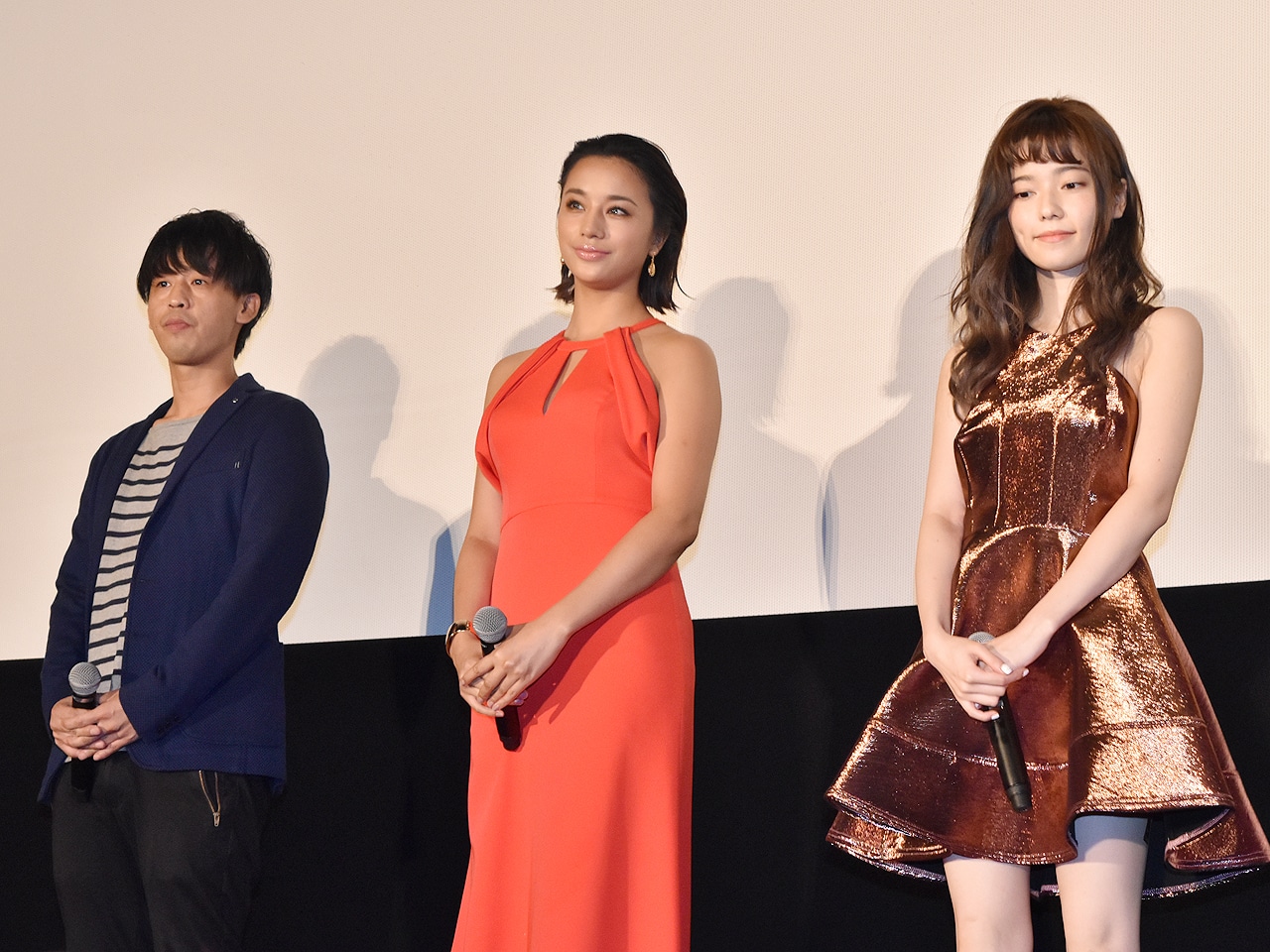 左から竹本聡志、高橋メアリージュン、島崎遥香。