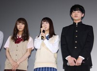 「人狼ゲーム プリズン・ブレイク」の初日舞台挨拶より、左から山谷花純、小島梨里杏、渡辺佑太朗。