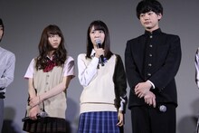 「人狼ゲーム プリズン・ブレイク」の初日舞台挨拶より、左から山谷花純、小島梨里杏、渡辺佑太朗。