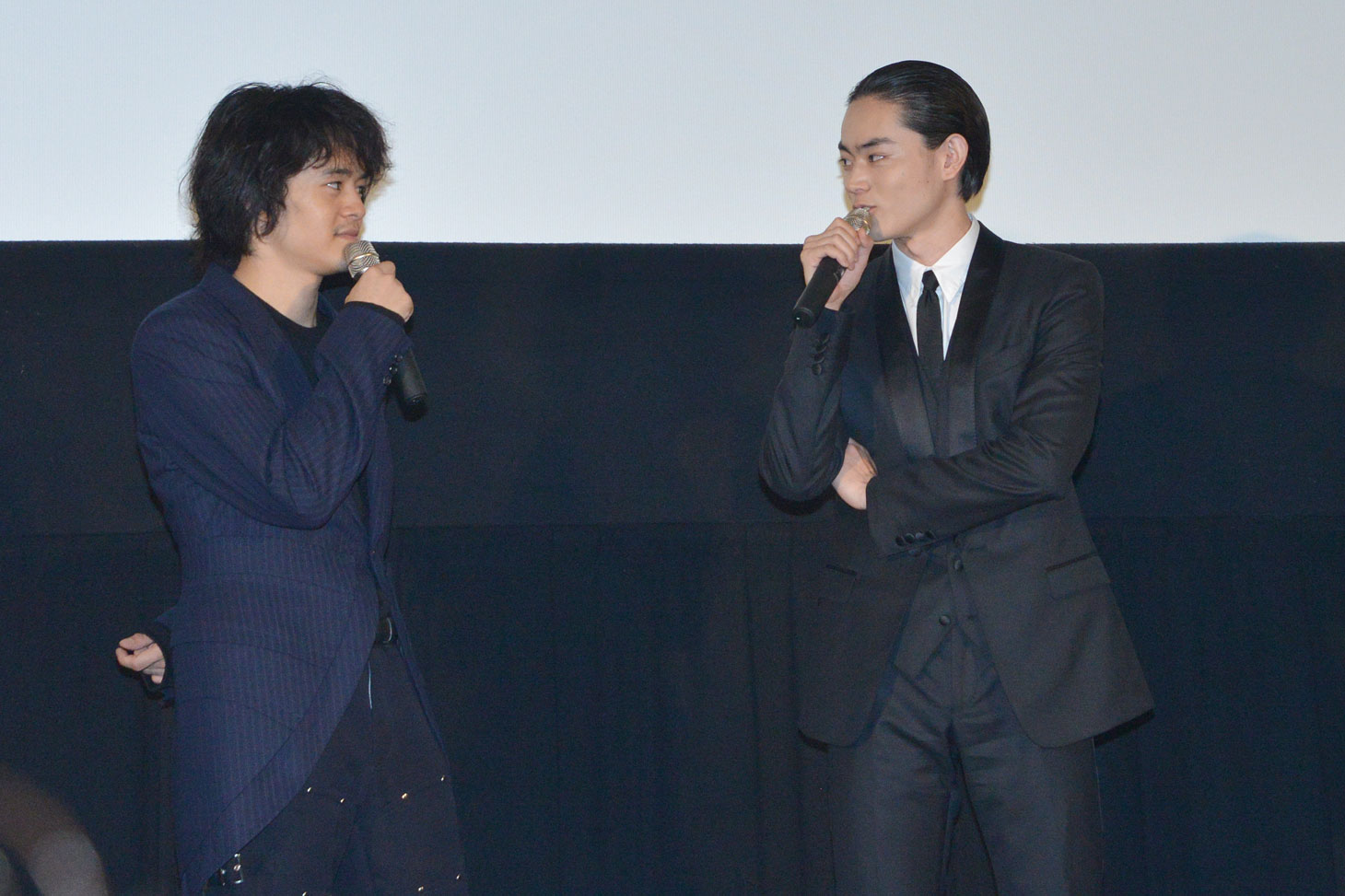 左から池松壮亮、菅田将暉。