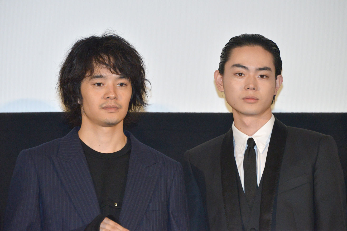 「セトウツミ」初日舞台挨拶にて、左から池松壮亮、菅田将暉。