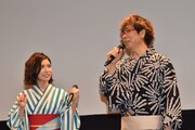 左から松岡茉優、山寺宏一。