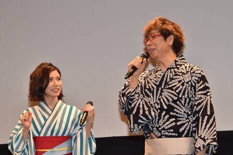 左から松岡茉優、山寺宏一。