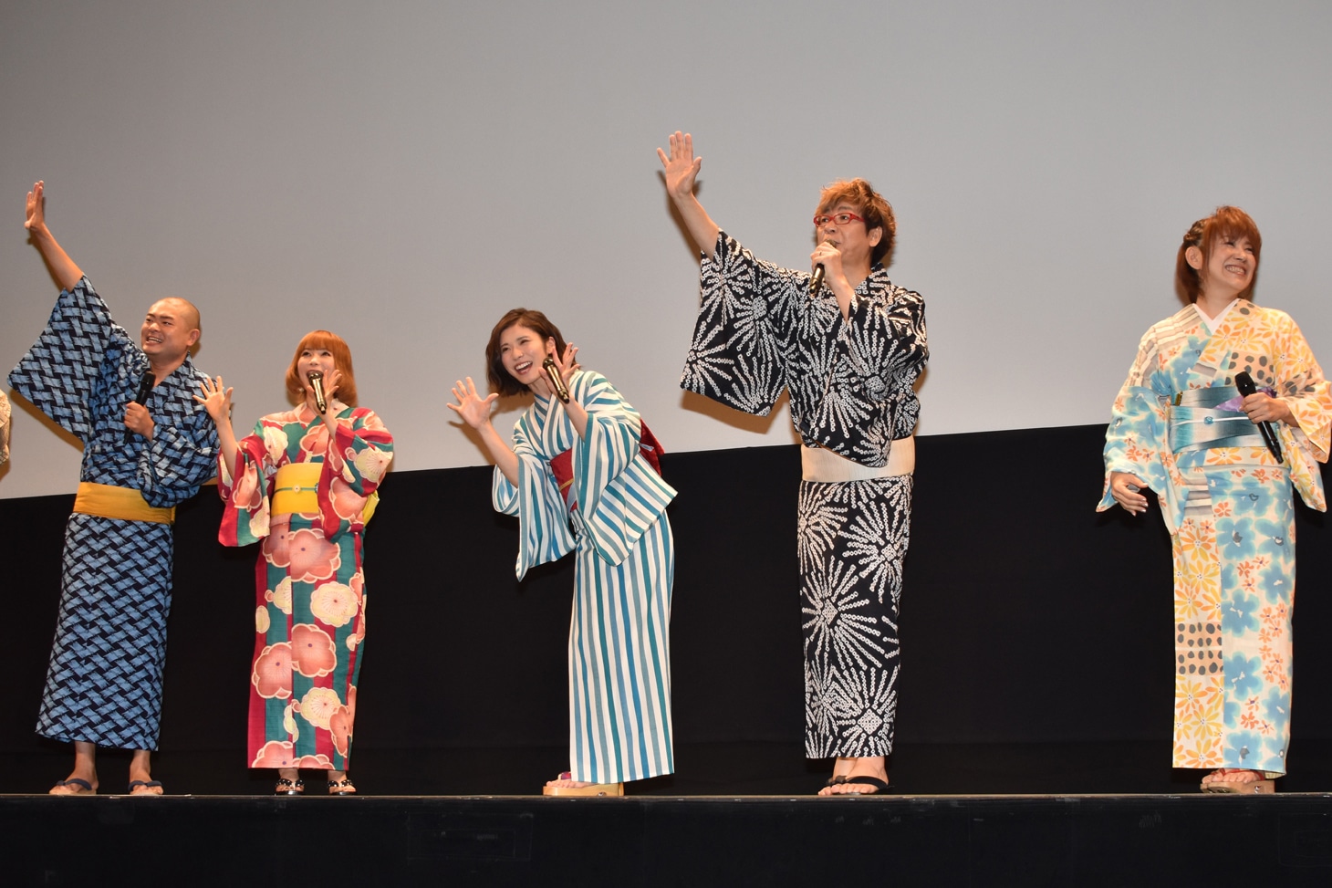 「おーはー！」と挨拶する登壇者たち。