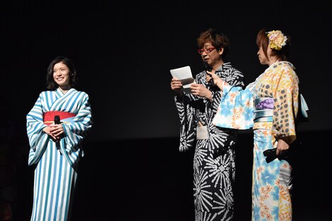 松岡茉優（左）への手紙を読み上げる山寺宏一（中）。