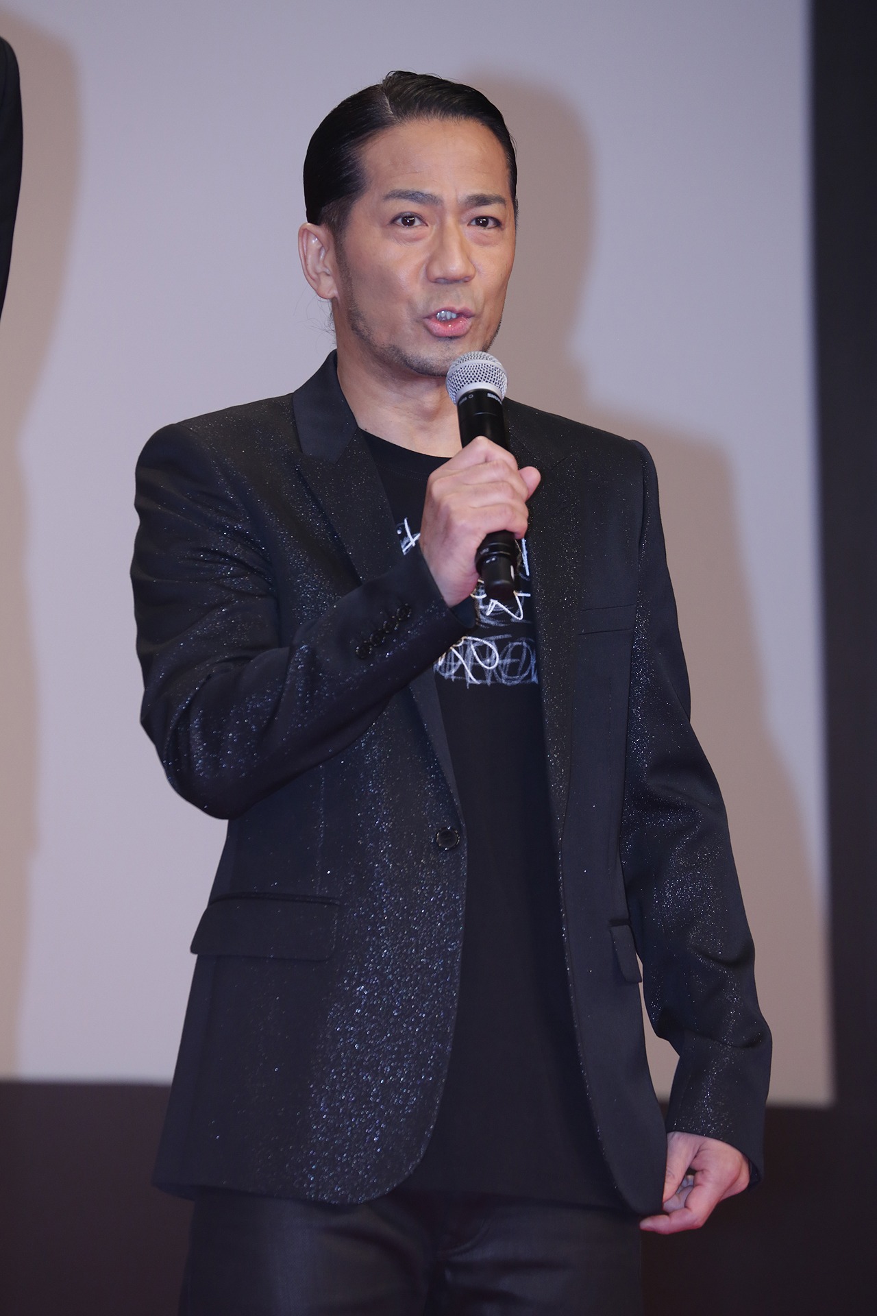 人気画像3位は「『HiGH&LOW』完成披露イベントでAKIRAが岩田剛典のピンチ救う」より、EXILE HIRO。