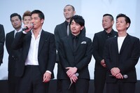 前列左よりEXILE AKIRA、青柳翔、井浦新。