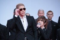 サングラスをかけて前に進み出た樽美酒研二（左）と、彼を止める鬼龍院翔（右）。