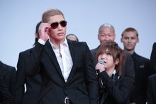 サングラスをかけて前に進み出た樽美酒研二（左）と、それを止めようとする鬼龍院翔（右）。