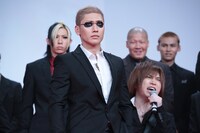 人気画像10位は「『HiGH&LOW』完成披露イベントでAKIRAが岩田剛典のピンチ救う」より、サングラスを外した樽美酒研二（中央）。