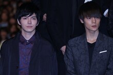 左から林遣都、窪田正孝。