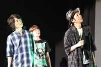 スクリーンに映されたMVを観る神木隆之介（左）と宮藤官九郎（右）。