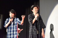 観客を盛り上げる神木隆之介（左）と宮藤官九郎（右）。