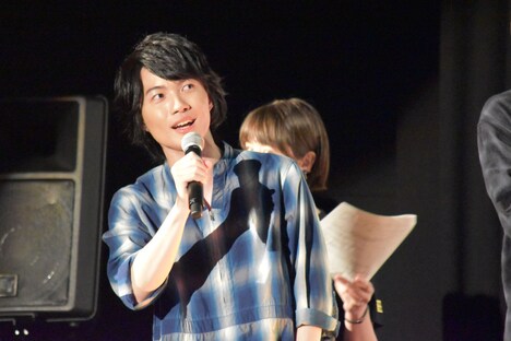 主題歌のサビを歌唱する神木隆之介。