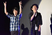 観客を盛り上げる神木隆之介（左）と宮藤官九郎（右）。