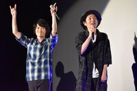 観客を盛り上げる神木隆之介（左）と宮藤官九郎（右）。