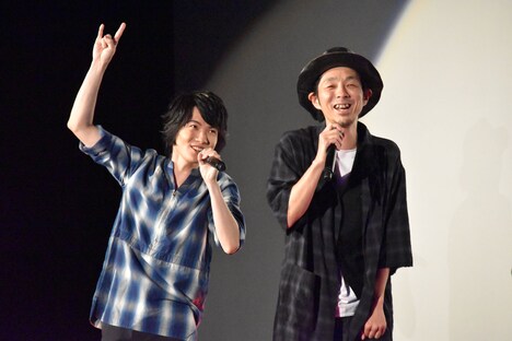 観客を盛り上げる神木隆之介（左）と宮藤官九郎（右）。