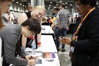 「君の名は。」ワールドプレミアにて、ファンにサインをする新海誠。