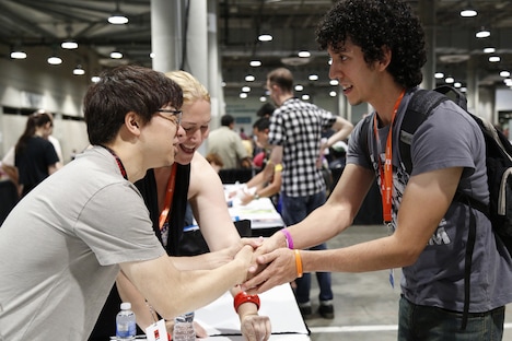 「君の名は。」ワールドプレミアにて、ファンと握手をする新海誠。