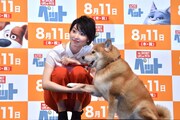 「ペット」イベントの様子。左から家入レオ、柴犬まる。