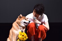 「ペット」イベントの様子。左から柴犬まる、家入レオ。