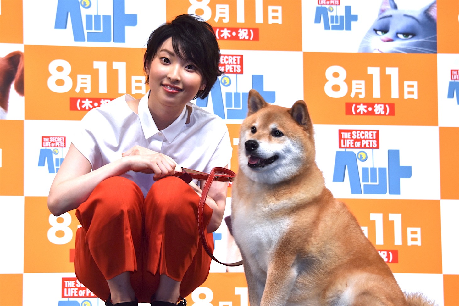 「ペット」イベントの様子。左から家入レオ、柴犬まる。