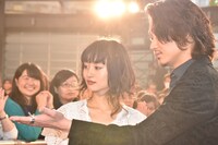 レッドカーペットに登場した忽那汐里（左）と綾野剛（右）。