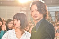 レッドカーペットに登場した忽那汐里（左）と綾野剛（右）。