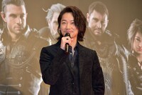 思わず笑顔になる綾野剛。