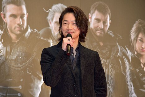 思わず笑顔になる綾野剛。