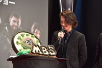 モルボルケーキを見て喜ぶ綾野剛。