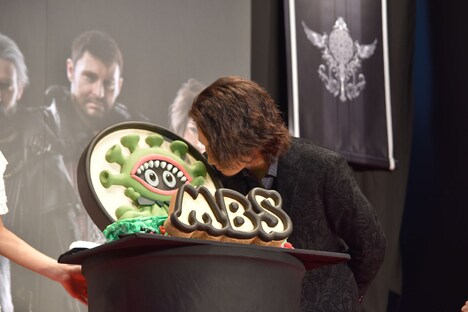 モルボルケーキの匂いを嗅ぐ綾野剛。