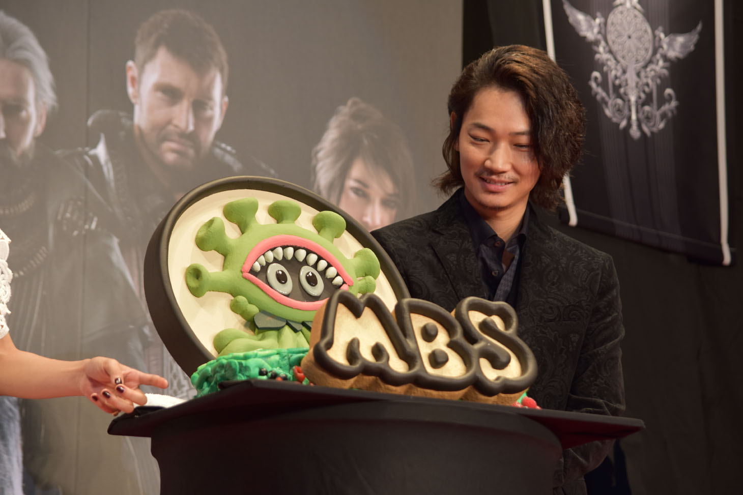 モルボルケーキを見て喜ぶ綾野剛。