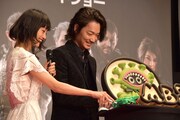 モルボルケーキにナイフを入れる忽那汐里(左)と綾野剛(右)。