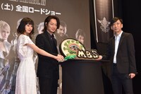 モルボルケーキにナイフを入れる忽那汐里（左）、綾野剛（中央）、野末武志（右）。