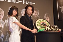 モルボルケーキにナイフを入れる忽那汐里（左）と綾野剛（右）。