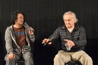 ピアノを弾く動作を再現するイエジー・スコリモフスキ（右）。