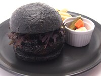 オリジナルメニュー「まっくろバーガー」（1380円）