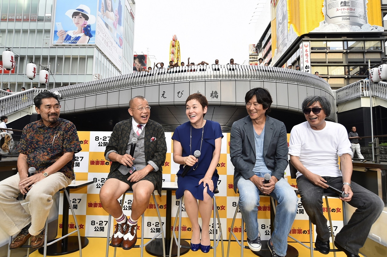 「後妻業の女」なにわクルーズ会見の様子。左から黒川博行、笑福亭鶴瓶、大竹しのぶ、豊川悦司、鶴橋康夫。