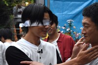 スイカ割りの様子。