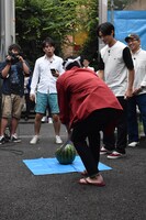 スイカ割りの様子。